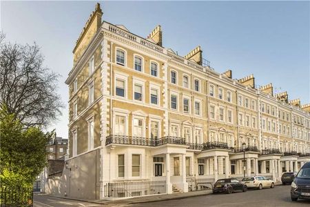 This well presented studio apartment is in an attractive stucco fronted period conversion on the very desirable road of Cranley Gardens. - Photo 4