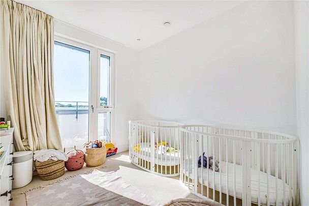 A luxury 3 bedroom apartment on the fourth floor of this contemporary new riverside development. - Photo 1