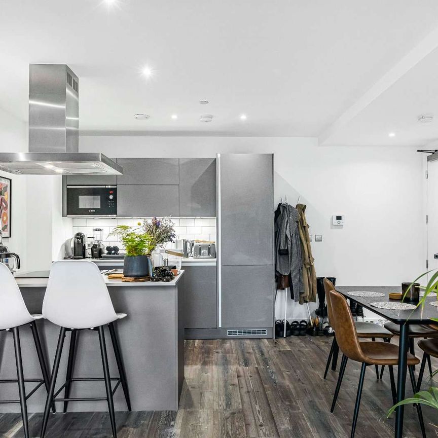 Modern one bedroom flat in a loft-style apartment development. - Photo 1