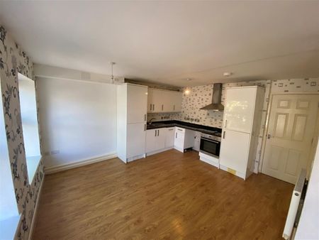Flat to rent - High Street, Orpington, BR6 - Photo 4