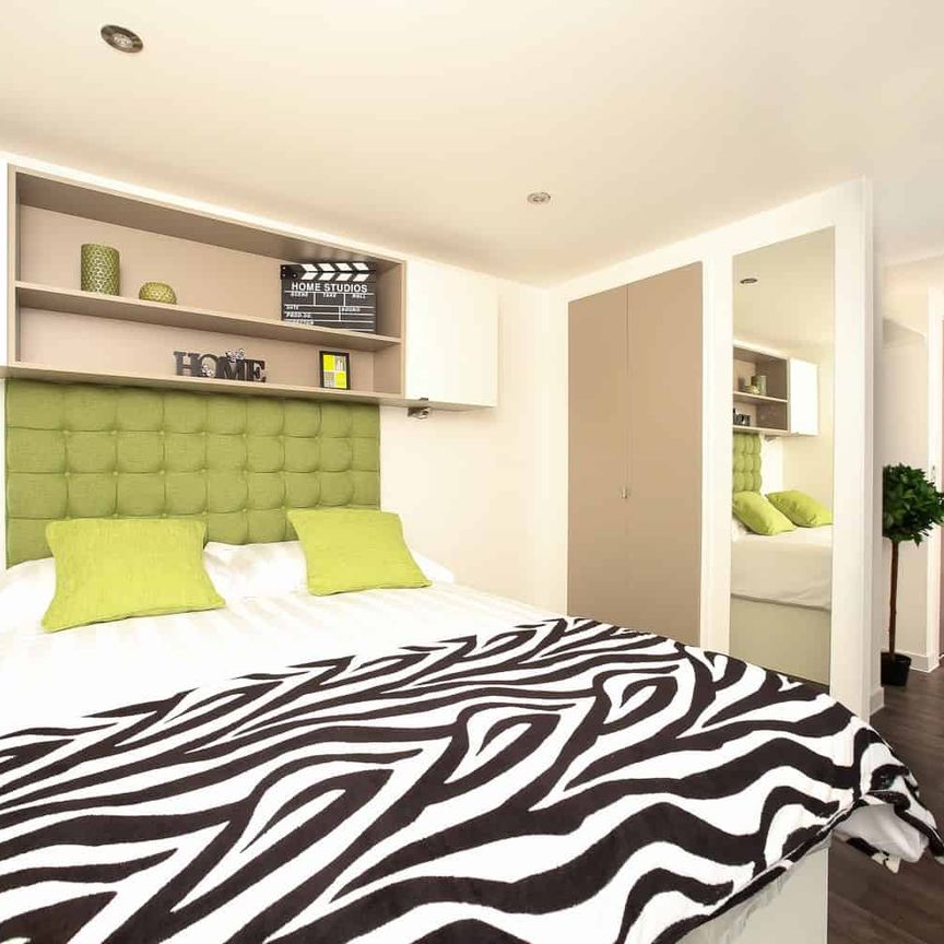 Classic Studio Penthouse - Photo 1