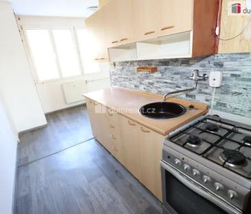 Slunný byt 2+1/S/L ve třetím patře panelového domu - Fotografie 4