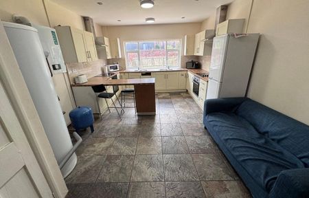 1 bedroom in a house share to rent - Photo 2