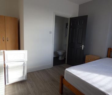 1 bedroom in a house share to rent - Photo 2