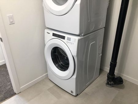 Kensington - 3 Bedroom/2.5 Bathroom - Upper Unit - 231 McArthur Cres - Photo 4