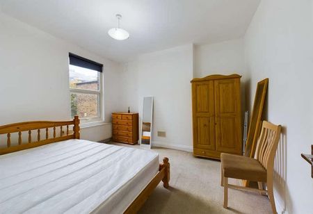 Top Floor Flat, Disraeli Road, London, SW15 - Photo 3