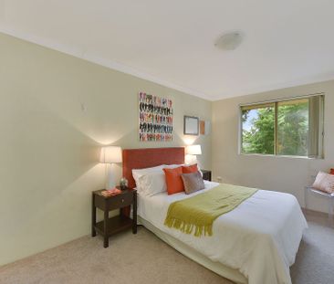 Spacious Top-Floor Three-Bedroom Apartment - Photo 1