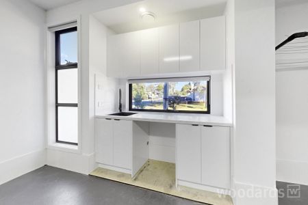 Stylish Family Home in Prime Heidelberg West Location - Photo 2