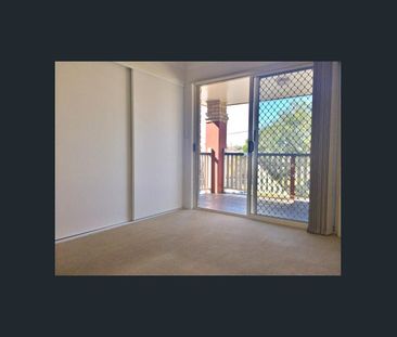 Modern Townhouse - Quite & Convenient - Walk to Westfield - Photo 6