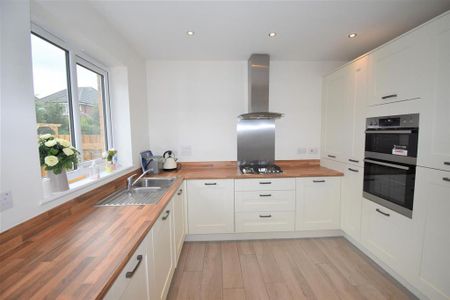 4 bedroom detached house to rent - Photo 4