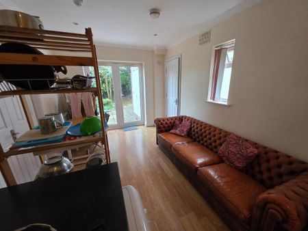 1 bedroom in a house share to rent - Photo 2