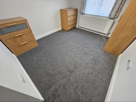 3 bedroom flat to rent - Photo 2