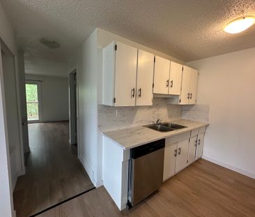Pet Friendly, 3 Bedroom 4plex in desirable Eastview!! - Photo 3
