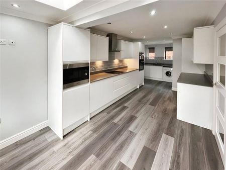 5 bedroom detached house to rent - Photo 2