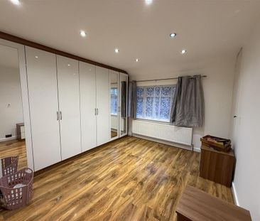 4 bedroom semi-detached house to rent - Photo 5