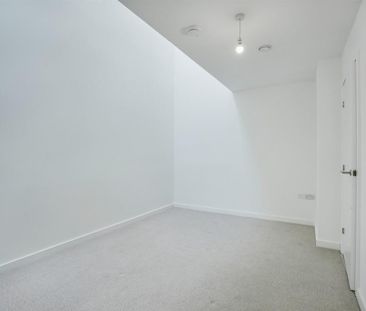 4 bedroom end of terrace house to rent - Photo 4