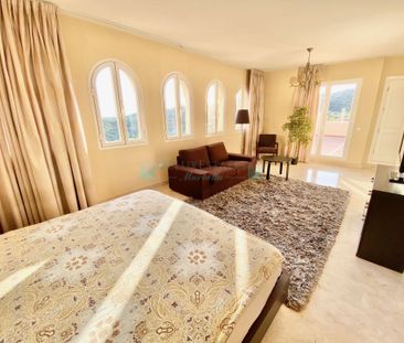 Large Duplex Penthouse in Elviria, Marbella. - Photo 2