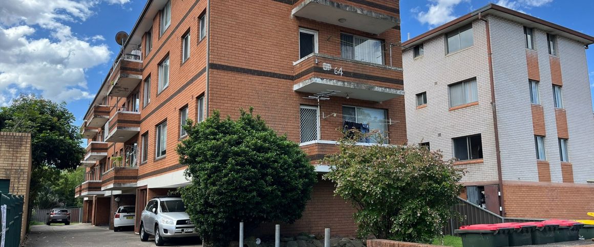 For Rent: Spacious 2-Bedroom Unit in Prime Location! Conveniently Located Near Shops & Train Station - Photo 1