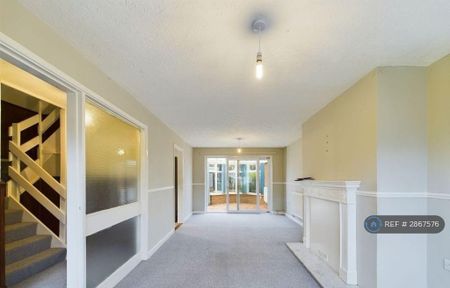 3 bedroom end of terrace house to rent - Photo 2