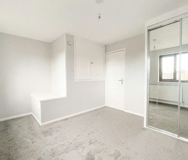 Semi-detached house to rent on - Photo 2