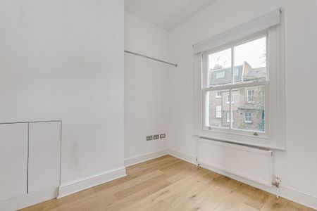 3 bedroom flat in London - Photo 3