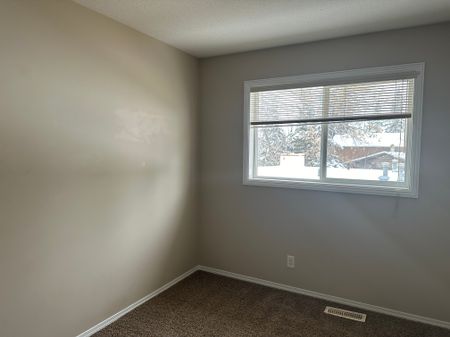 Spacious 2 Bed Apartment + Covered Parking included - Pet Friendly - Photo 4