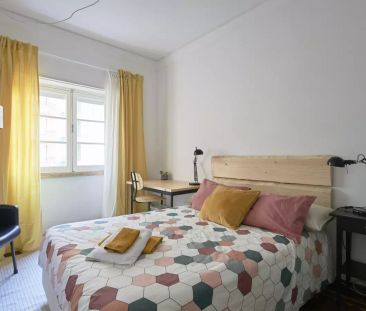 Room in a shared 4-bedroom apartment for rent in Lisbon, professionals only. - Photo 6