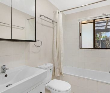 Stylish 2-Bedroom End-Unit in Quiet Cul-de-Sac - Photo 2