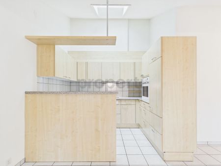 Moderne 3.5-Zimmer-Dachwohnung an ruhiger Lage mit heller Wohnatmosphäre in Reinach - Foto 3