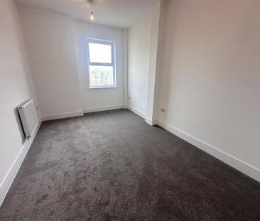 3 bedroom flat to rent - Photo 2