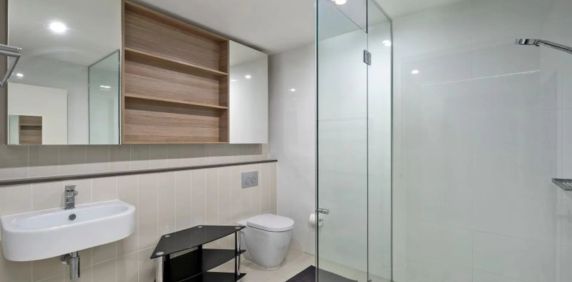 Light Filled and Furnished Waterside Apartment - Photo 2
