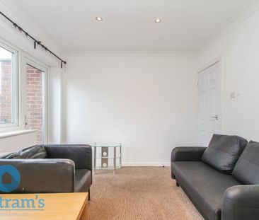 3 bed Flat for Rent - Photo 2
