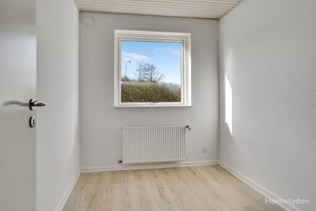 Attraktiv 1-plans rækkehus i Holluf Pile med have og parkering - Foto 2