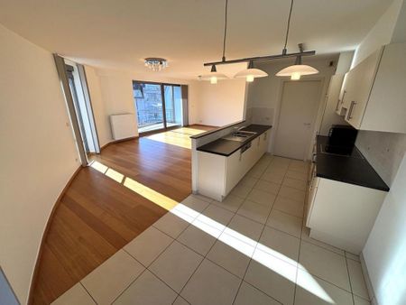 Ruim en lichtrijk appartement op toplocatie met dubbel terras en garage in ondergrondse parking! - Foto 3