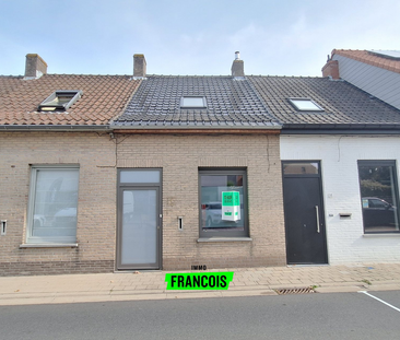 Gerenoveerde woning met 2 slaapkamers en koertje in centrum Poperinge. - Photo 1