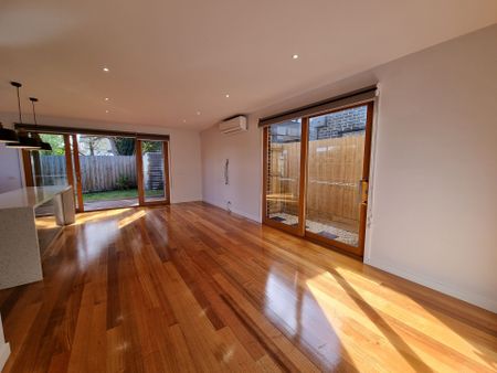 Boutique Large Townhouse - Photo 2