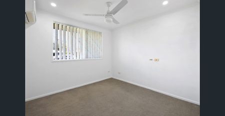 HOME WITH POOL, SHED & OUTDOOR AREA, 2 MINUTES WALK TO BEACH - Photo 2