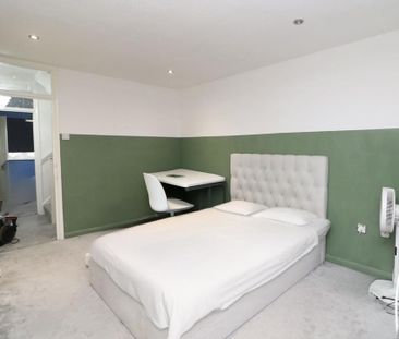 4 bedroom townhouse to rent - Photo 2