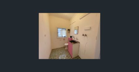 The owner is offering one week of free rent if the lease can commence within 7 days. - Photo 5