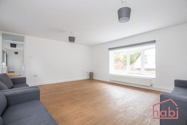 6 bedroom detached bungalow to rent - Photo 1