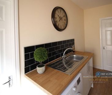 1 bedroom in a house share to rent - Photo 2