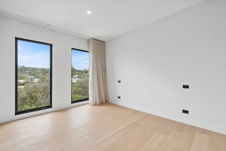 High-end beachside living, brand new unit- bills and garden maintenance included! - Photo 4