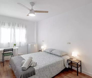 Room in a shared 4-bedroom apartment for rent in Moscardó, professi... - Photo 4