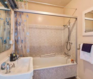 Spacious 2 Bedroom Sunny Unit - Photo 3