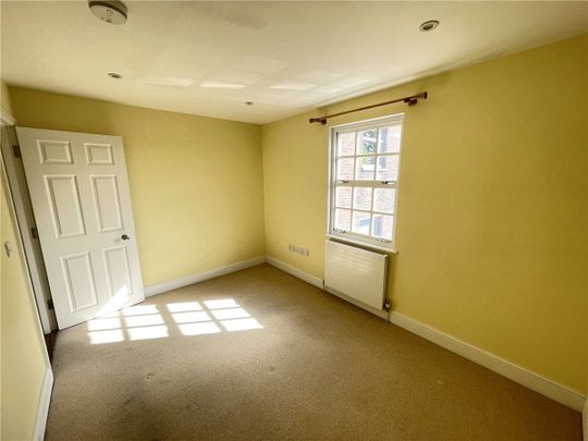Wonderfully light 2 bedroom apartment in converted period building which has been finished to a high standard. Within a short walk of the High Street, Winchester train station and close to the University and hospital. - Photo 1