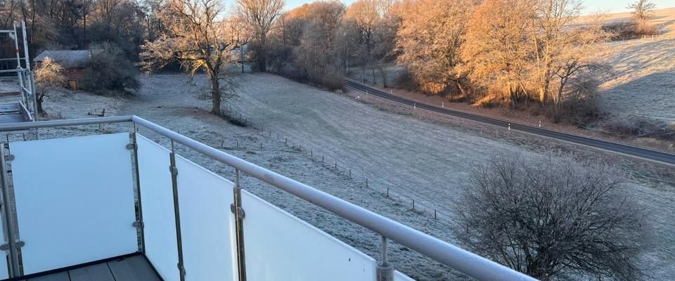 Moderne 2-Zimmer-Obegeschosswohnung mit Balkon & Erstbezug in Ant - Foto 1