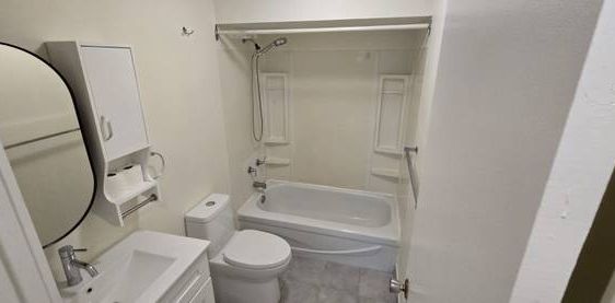 Newly Renovated-2Br1Ba Apartment Squamish Downtown - Photo 2