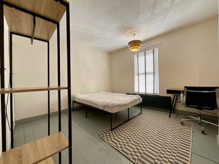 2 bedroom Mid Terraced House to let - Photo 5