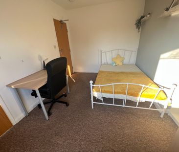 7 Bed Detached House, Charter Avenue, CV4 - Photo 1