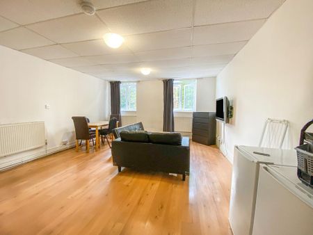 2 bedroom flat to rent - Photo 2